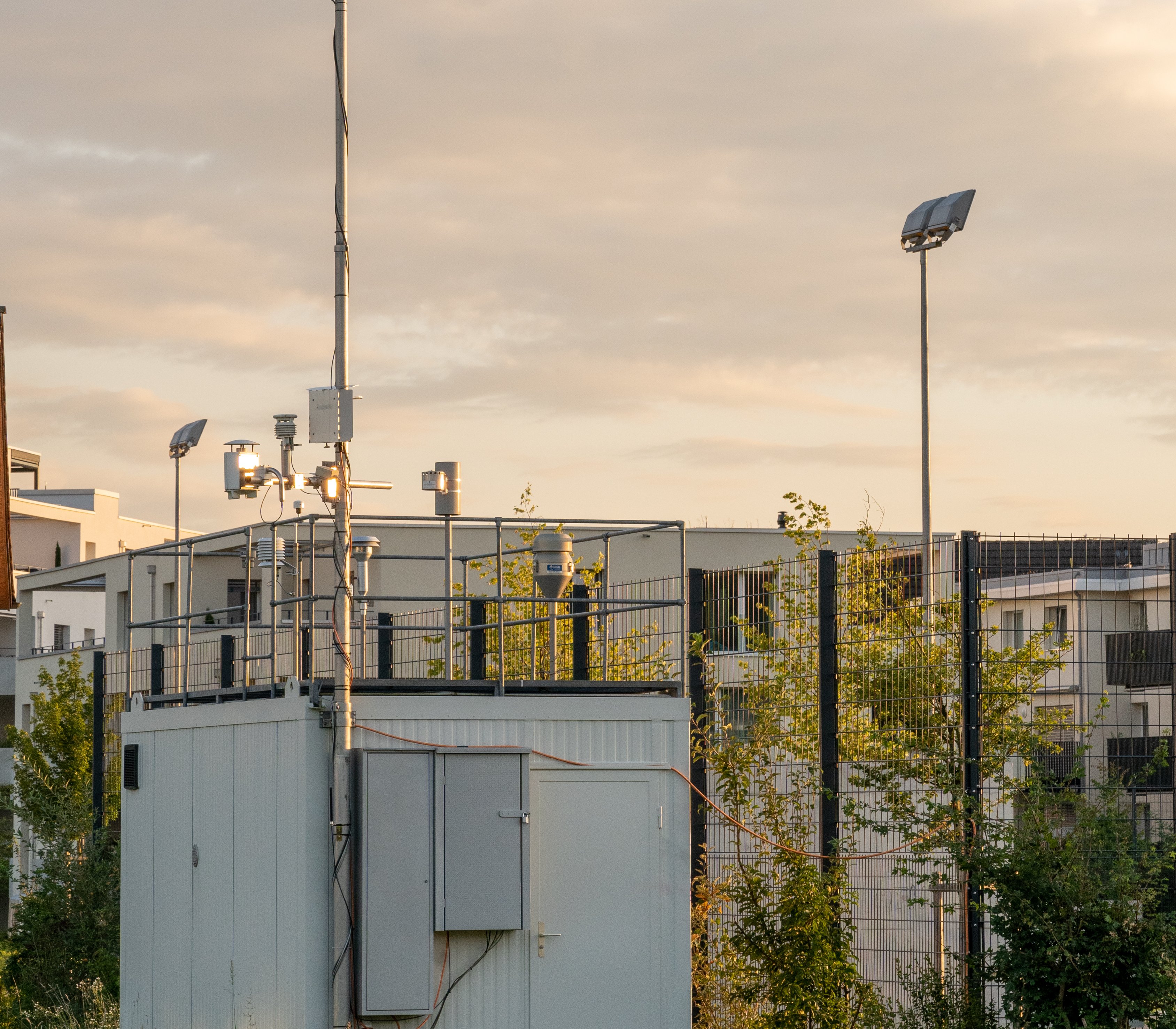 Messstation Kloten im Abendlicht