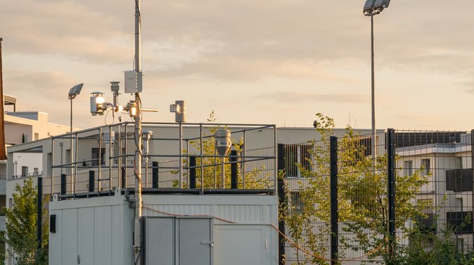 Messstation Kloten im Abendlicht