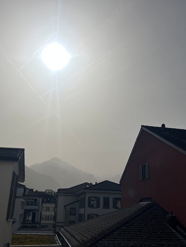 Dächer von Glarus mit milchiger Sonne aufgrund Saharastaub
