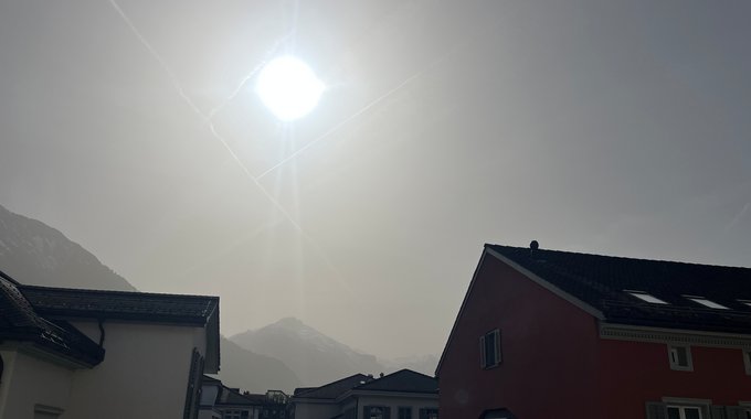 Dächer von Glarus mit milchiger Sonne aufgrund Saharastaub