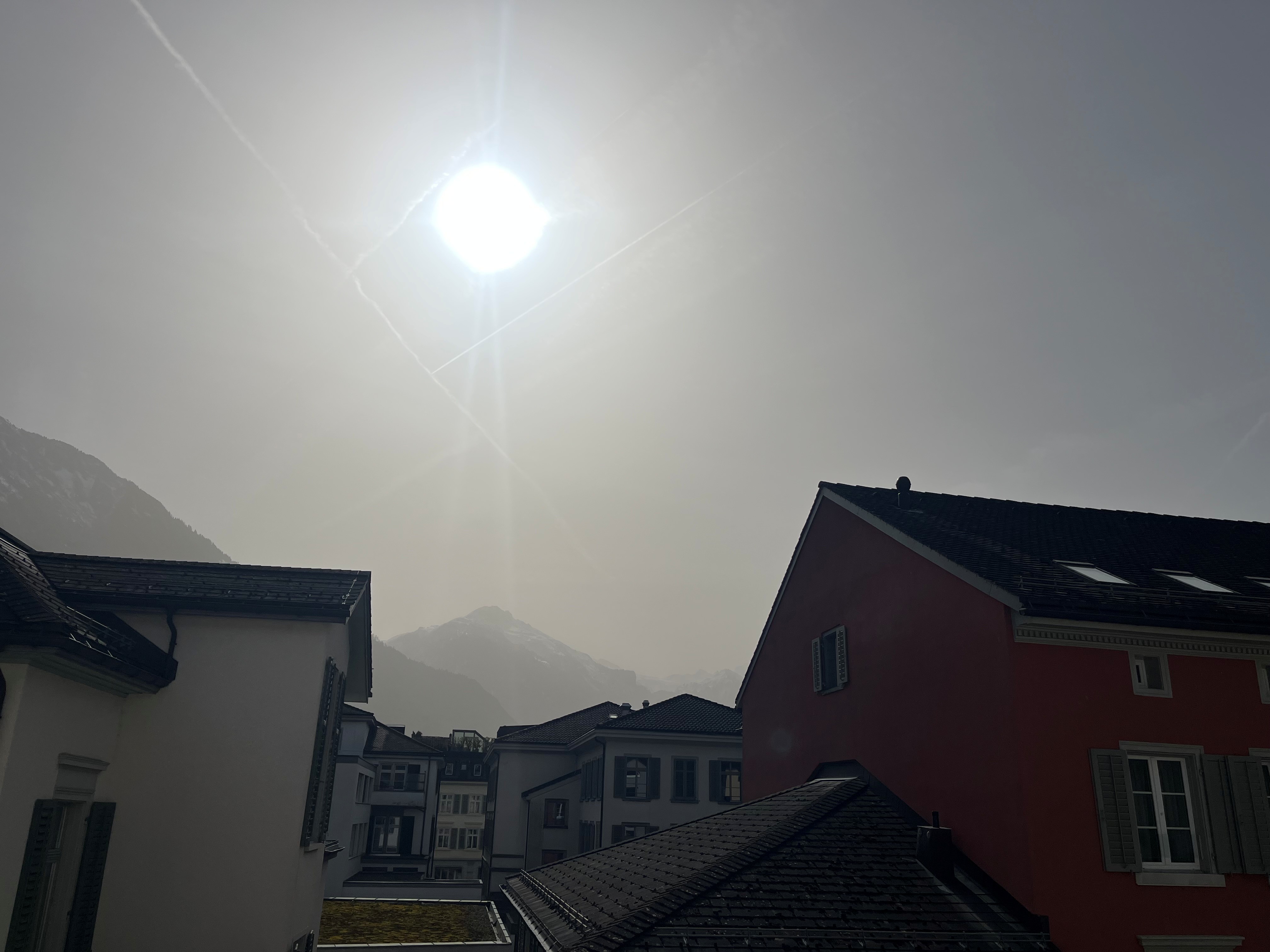 Dächer von Glarus mit milchiger Sonne aufgrund Saharastaub